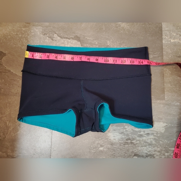 Lululemon Reversible Boogie Mini Shorts. Navy Blue & Aqua. 2" Inseam. Size 8. - Picture 7 of 9